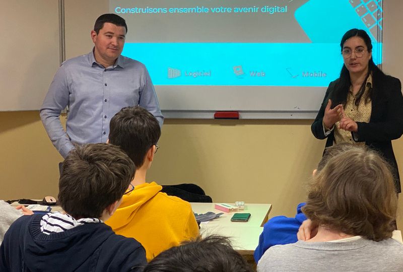 Julien et Sarah au tableau devant les élèves