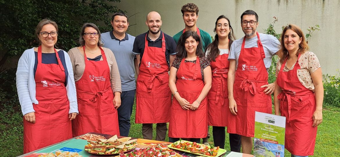 La team dans le jardin du Capitole équipée de tablier de cuisine rouge