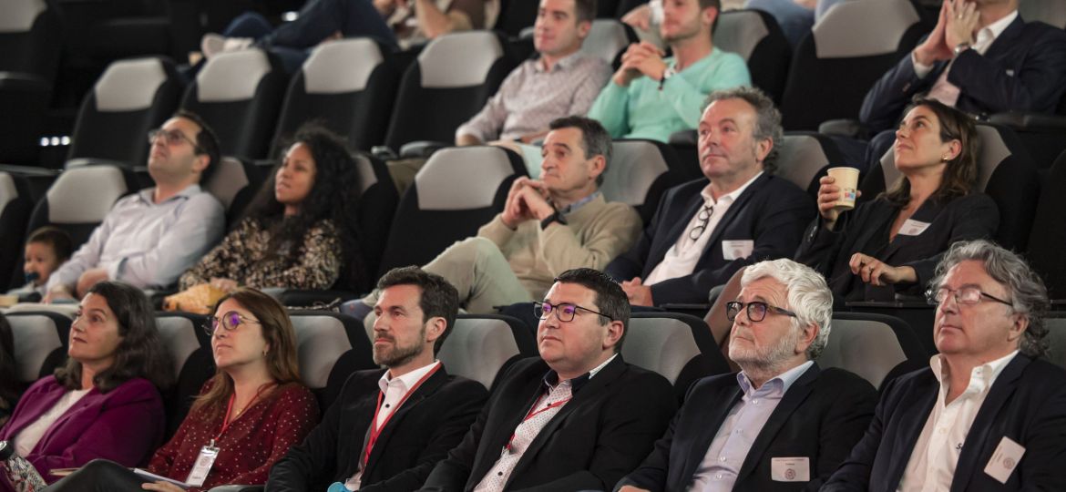 Gros plans sur les trois associés dans la salle du CGR